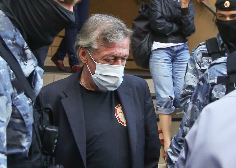 Адвокат Ефремова заявил, что в момент аварии за рулём находился «известный человек»