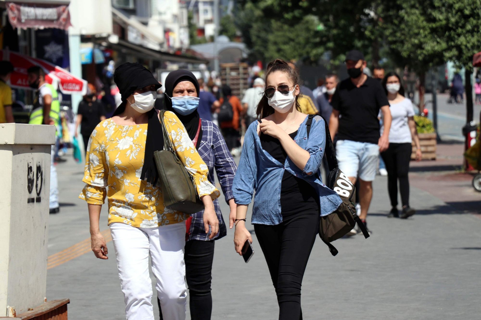 В Турции ввели масочный режим в общественных местах